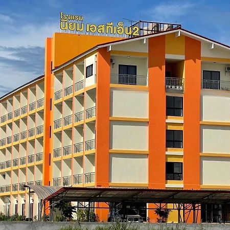 โรงแรมนิยม เอสทีเอ็น 2 - Niyom Stn 2 Hotel Ban Phue Buitenkant foto