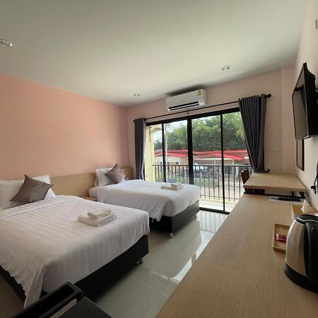 โรงแรมนิยม เอสทีเอ็น 2 - Niyom Stn 2 Hotel Ban Phue Buitenkant foto