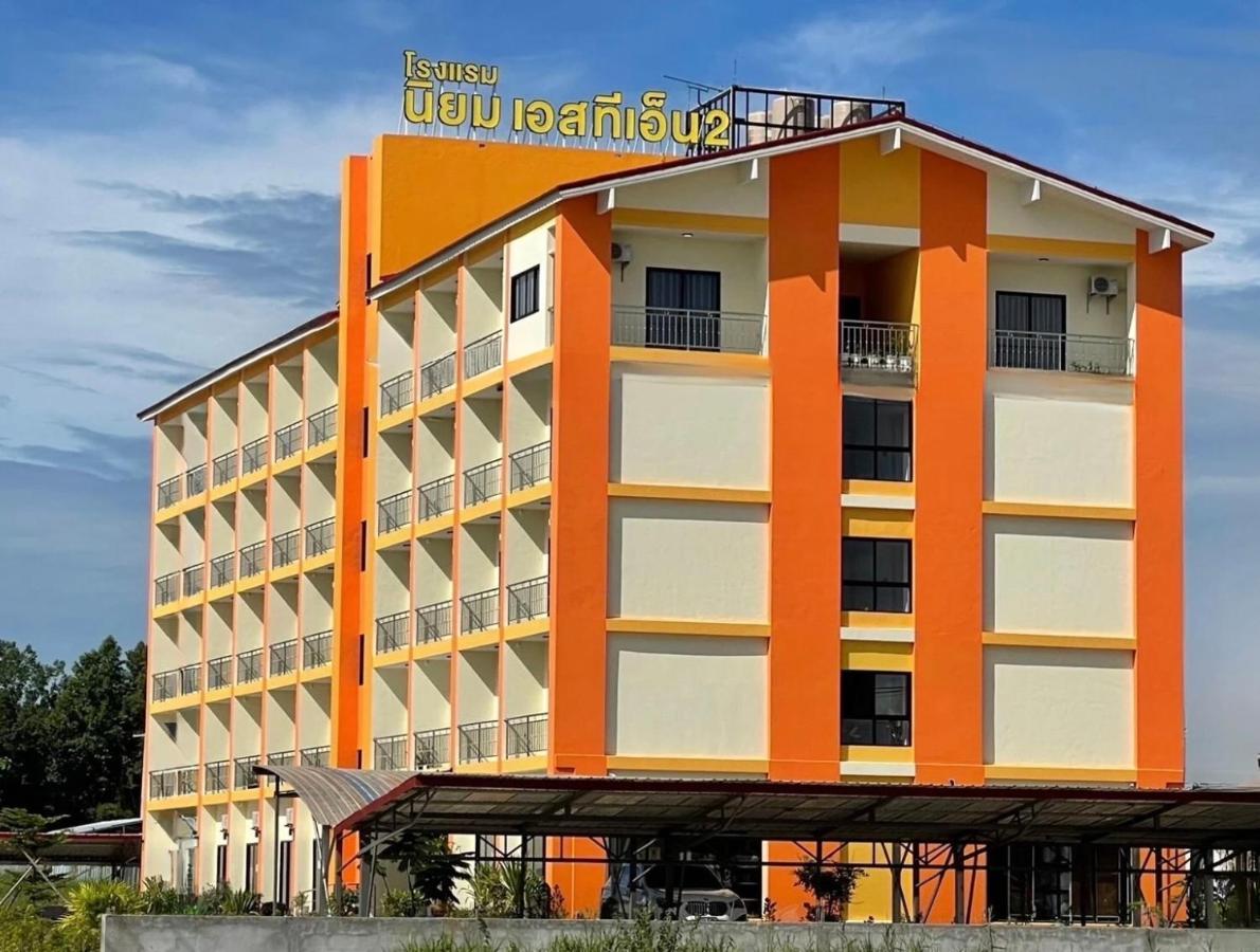 โรงแรมนิยม เอสทีเอ็น 2 - Niyom Stn 2 Hotel Ban Phue Buitenkant foto