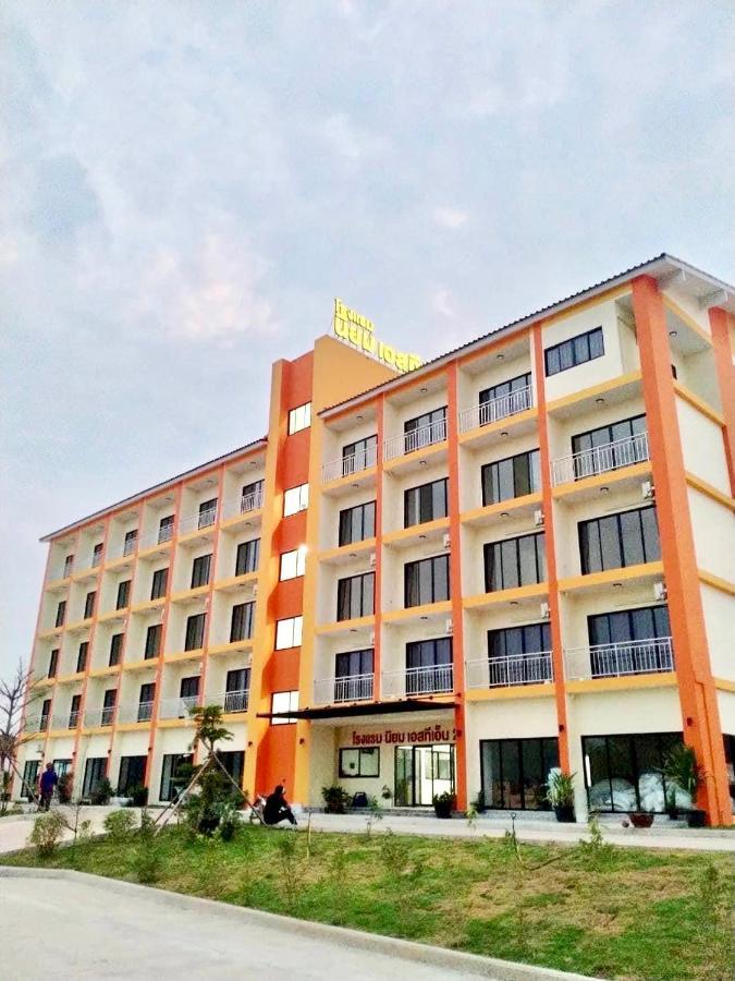 โรงแรมนิยม เอสทีเอ็น 2 - Niyom Stn 2 Hotel Ban Phue Buitenkant foto